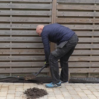 Fliserne skrider: Nu kan du grave en lille rende ude i jorden Fliserne skrider: Nu kan du grave en lille rende ude i jorden